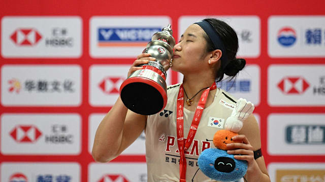 法兰克福球迷在诺坎普球场对巴萨支持者发动投掷袭击