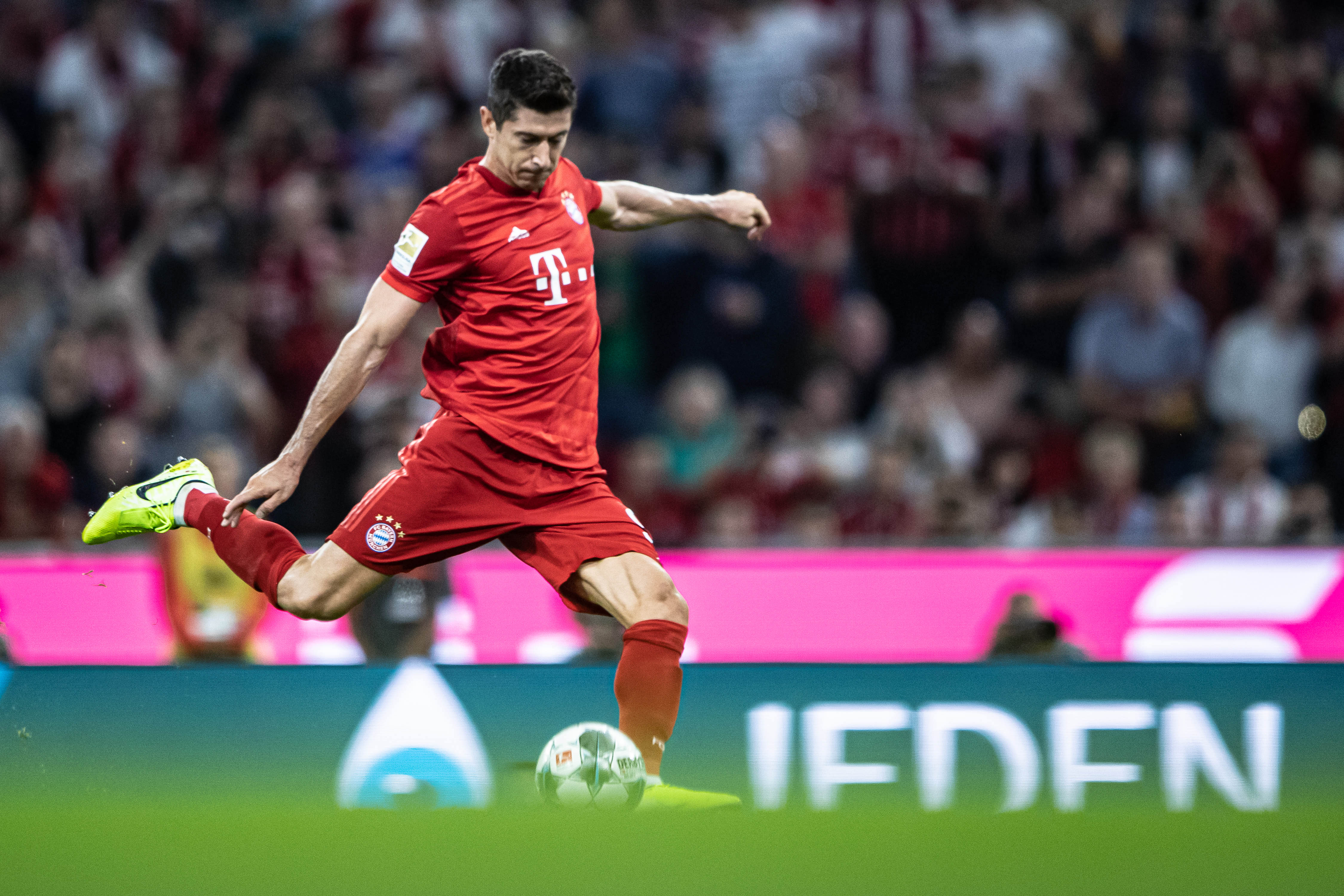 西甲战报：亚马尔传射，奥尔莫双响，巴塞罗那3-1阿拉维斯